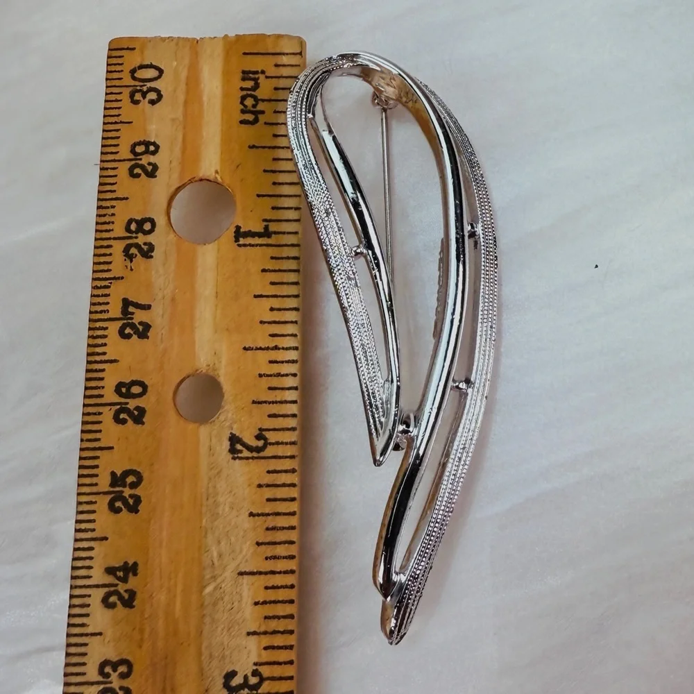 Vintage Sarah Coventry Silvertone brooch pin